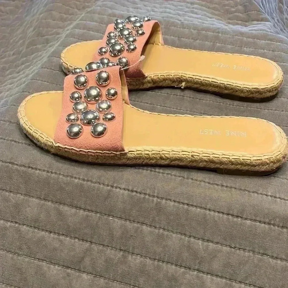 Nine West Metal Studded Pink Fabric Slides Sandals Sz 7.5 Beven2 Espadrille - Picture 3 of 3